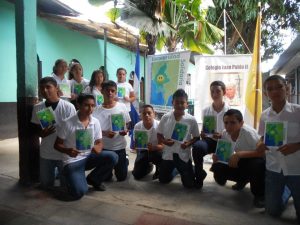 Niños en Patio con Logos